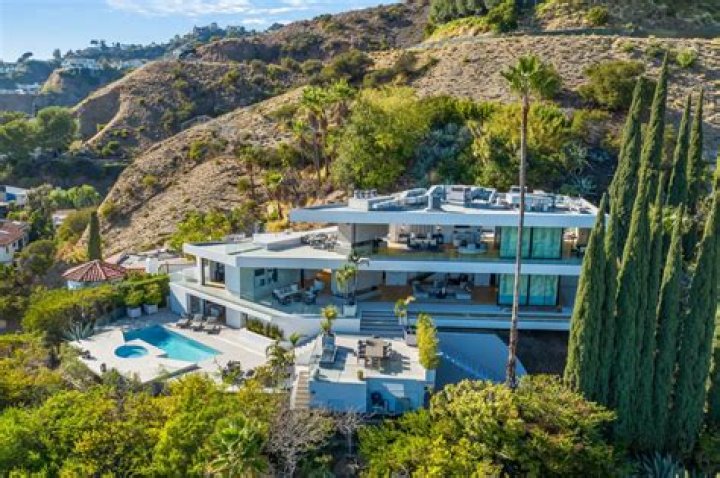 A Peek Inside Anthony Davis' Luxurious Los Angeles Mansion